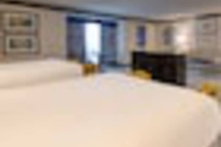 Room 95 of 375